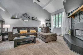 Newly Renovated Bella Retreat - with Bonus In-law Suite, 2 Full Kitchens, Game Room and Minutes to Restaurants, Skiing, Lakes and Shopping townhouse